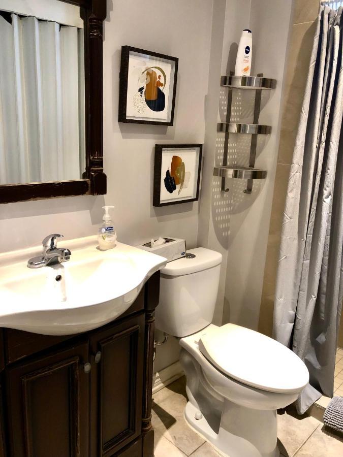 Cozy & Convenient 2-Bedroom Apartment With Private Entrance Toronto Exterior foto