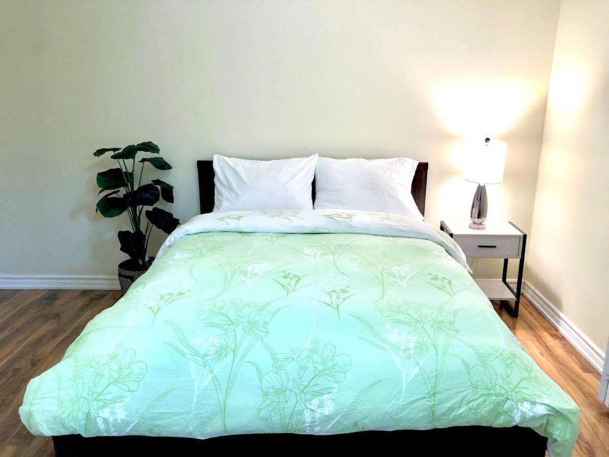 Cozy & Convenient 2-Bedroom Apartment With Private Entrance Toronto Exterior foto
